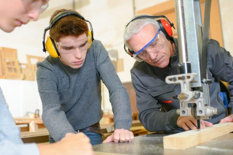 professeur montrant la découpe de bois
