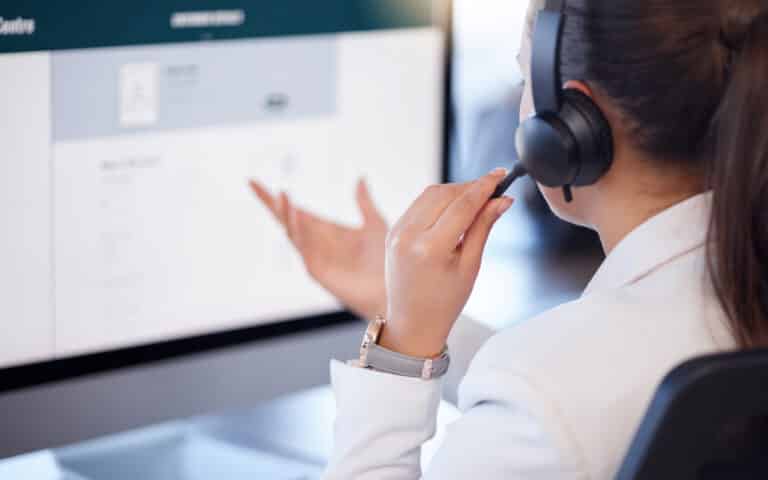 Écran d’ordinateur, centre d’appels ou femme en consultation dans une entreprise de télécommunications au service d’assistance. FAQ, CRM ou agente commerciale en assurance résolvant des problèmes en ligne dans le cadre du support technique ou du service client.